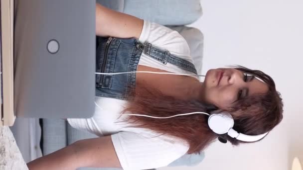 Vidéo Verticale Amoureux Musique Femme Inspirée Calme Souriant Dame Âge — Video