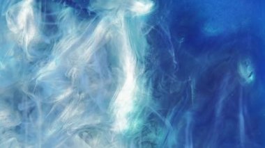 Dikey video. Mürekkep sıçrama arkaplanı. Sihir. Mavi beyaz sis bulutu büyüleyici bir şekilde parlayan parlak fantezi buhar rengi sanatı harmanlıyor..
