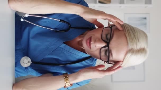 Vídeo Vertical Conferência Virtual Uma Médica Exausta Cansado Mulher Sofrendo — Vídeo de Stock