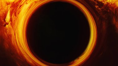 Duman çemberi arka planı. Güneş tutulması. Akan turuncu ışıltıdaki kara delik gizemli büyülü alev kıvılcımı fotokopi alanı ile kıvrılıyor..