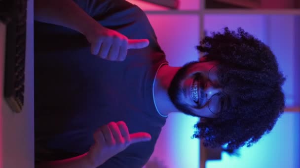 Dikey Video Jest Gibi Hippi Adam Meme Ifadesi Neon Işıklı — Stok video