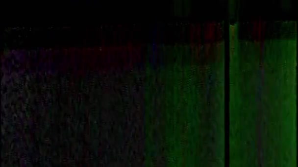 リアル グリッチ アナログノイズ シグナル干渉 古いテレビグリーンブルーカラーフリッカーグレーンアーティファクトダークブラック抽象フリースペース背景 — ストック動画