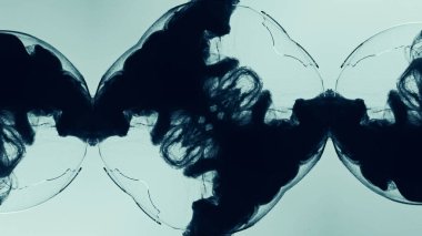 Mürekkep atışı. Fraktal tasarım. Sis bulutu. Kırık cam yuvarlak top içindeki siyah buhar mavi sanat resimlerinin soyut arka planında yansıtılıyor..