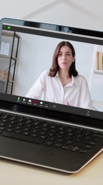 Dikey video. İş görüşmesi. Uzaktan tartışma. Tablet ekrandaki CEO kadın modern ofis işyerindeki kurumsal online toplantıda konuşuyor..