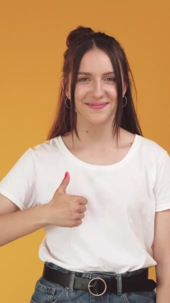 Κάθετο Βίντεο Σαν Χειρονομία Σήμα Έγκρισης Ευτυχισμένη Νεαρή Γυναίκα Τον — Αρχείο Βίντεο