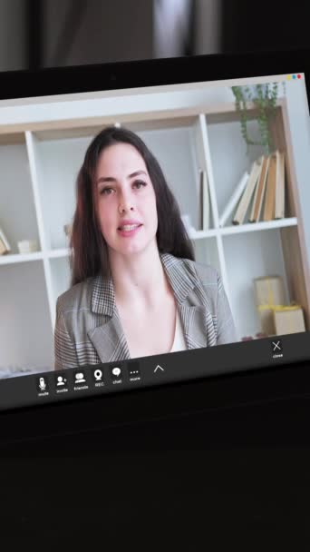 バーティカルビデオ バーチャルミーティング オンラインインタビュー ビジネス テレコム 現代のホームオフィスの職場でタブレット画面で話す女性の応募者 — ストック動画