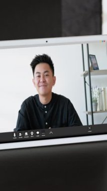 Dikey video. İş görüşmesi. Uzaktan tartışma. Modern ev ofis işyerindeki kurumsal internet sanal konferansında tablet ekranındaki CEO..