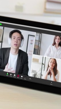 Dikey video. Grup çevrimiçi sohbet. Uluslararası telekomünikasyon. İş adamı projeyi kadın takımıyla tartışıyor, merkez ofiste tablet ekranda..