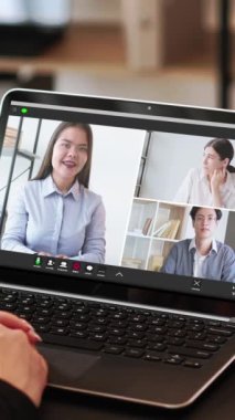 Dikey video. İş telekonferansı. İnternette beyin fırtınası. Dizüstü bilgisayar ekranında çeşitli erkek takımları ofis işyerindeki kadın CEO 'yla çalışmayı tartışıyor..