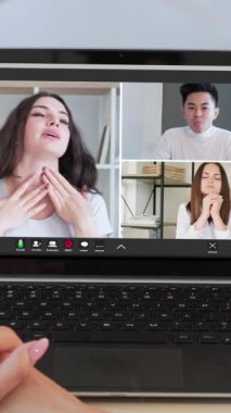 Dikey video. Uzaktan beyin fırtınası. Mesafe iletişimi. İş görüşmelerinde çeşitli erkek kadın takımları çevrimiçi ofiste dizüstü bilgisayarla konuşuyor..