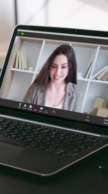 Dikey video. Uzaktan iletişim. Mesafe toplantısı. Şirket telekomünikasyon. Dizüstü bilgisayardaki kendine güvenen iş kadını iş yerinde eli kolu bağlı bir kadınla konuşuyor..