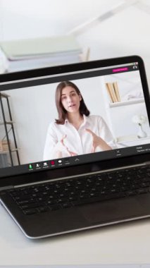 Dikey video. Çevrimiçi öğretmenlik. Sanal ders. Ev işyerindeki dizüstü bilgisayarda dijital internet dersinde konuşan uzman kadın..