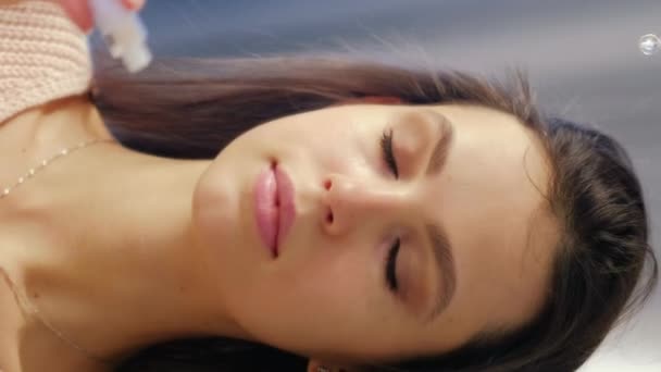 Vídeo Vertical Maquiagem Rímel Cosméticos Para Olhos Jovem Com Pele — Vídeo de Stock