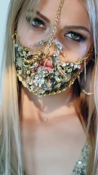 Vídeo Vertical Acessório Máscara Diy Festa Pandémica Mulher Glamour Loira — Vídeo de Stock
