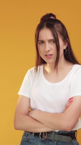 Pionowe Wideo Obrażona Dziewczyna Sceptyczny Nastrój Gest Niecierpliwości Wątpliwa Kobieta — Wideo stockowe
