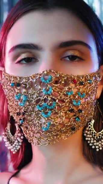 Pionowe Wideo Przyjęcie Kwarantannowe Moda Pandemię Zmysłowa Kobieta Uroczysty Makijaż — Wideo stockowe