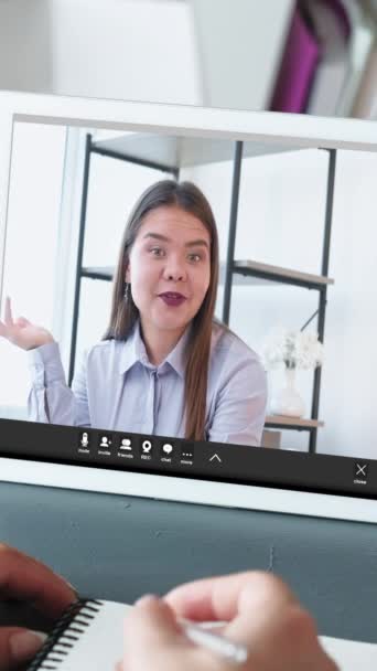 垂直录像 网上简报 远程会议 在家庭办公场所的平板电脑屏幕上 女性与女性商业伙伴手笔写便条讨论项目 — 图库视频影像