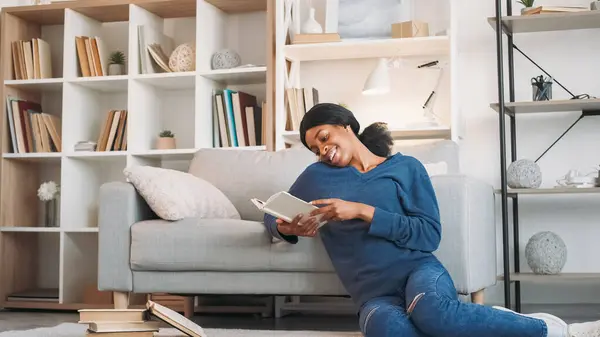 Reading Lifestyle Leisure Time Home Rest Joyful Young Woman Enjoying — Stock Photo, Image