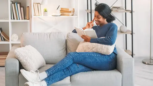 Literature Leisure Reading Hobby Book Weekend Joyful Young Woman Enjoying — Stock Photo, Image