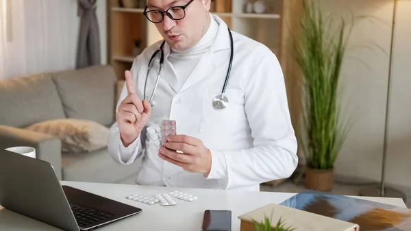 Pilulky Konzultaci Schůzka Video Lékař Muž Bílé Uniformě Vysvětlující Tablety — Stock fotografie
