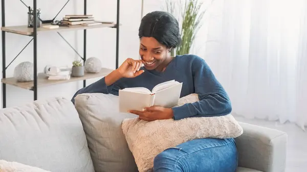 Reading Fun Home Leisure Cozy Weekend Cheerful Laughing Woman Enjoying — Stock Photo, Image