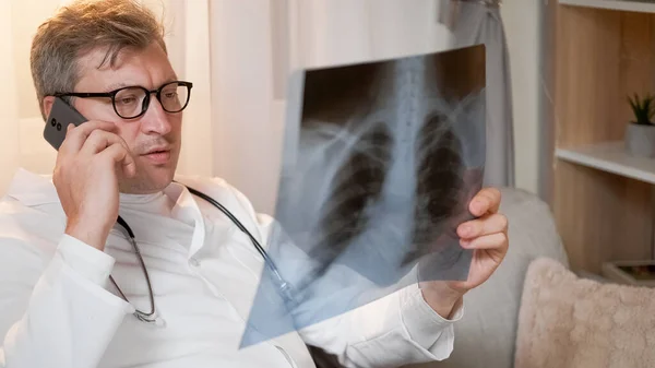 Gezici Danışmanlık Telefon Doktoru Desteği Ciğerleri Röntgen Filmi Olan Ciddi — Stok fotoğraf