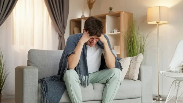 Kopfschmerzen Leiden Krankheitssymptome Erschöpfter Mann Ergreift Kopf Fühlt Sich Schlecht — Stockfoto