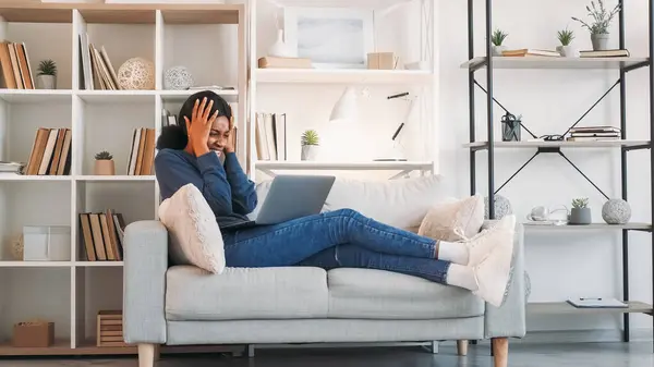 Internet Conflict Video Conversation Emotional Expressive Stressed Woman Quarreling Laptop — Stock Photo, Image