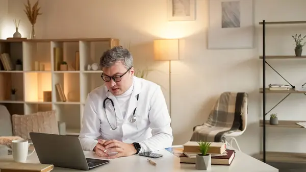 Video Schůzka Lékařská Konzultace Online Schůzka Přátelský Lékař Muž Mluví — Stock fotografie
