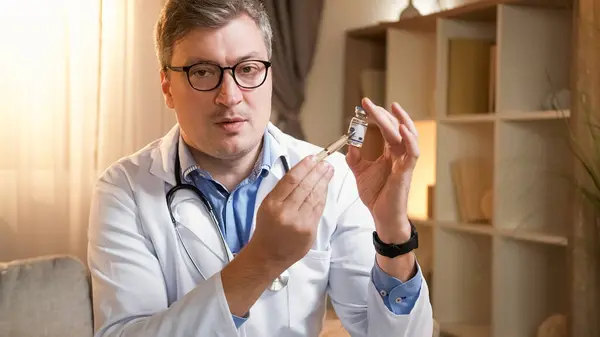 Ärztlicher Unterricht Drogenberatung Kluger Gesundheitsexperte Erklärt Kennzeichnungsinformationen Auf Impfflasche Krankenhausbüro — Stockfoto