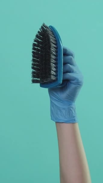垂直录像 专业家庭 清洗设备 管家手戴蓝色防护手套 刷子与绿色背景隔离 — 图库视频影像