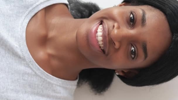 Dikey Video Kadın Mutluluğu Pozitif Portre Neşeli Kaygısız Mutlu Güzel — Stok video