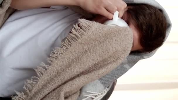 비디오 바이러스로 고통받는 뜨거운 담요로 머리를 — 비디오