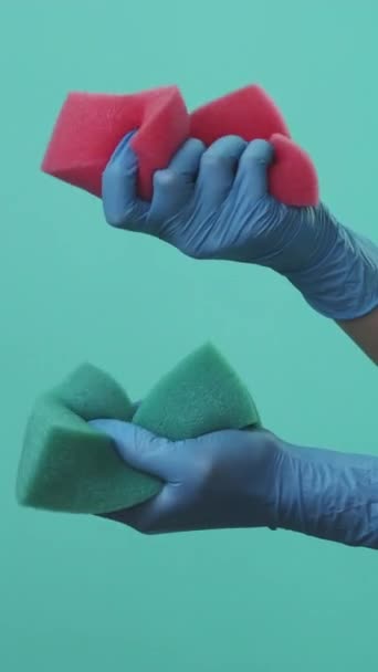 Вертикальное Видео Чистящие Инструменты Домашняя Работа Уборщик Руки Защитных Перчатках — стоковое видео