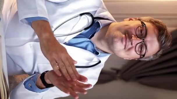 Vertikal Video Stödjande Läkare Behandlingsframgång Hälso Och Sjukvård Firande Glad — Stockvideo