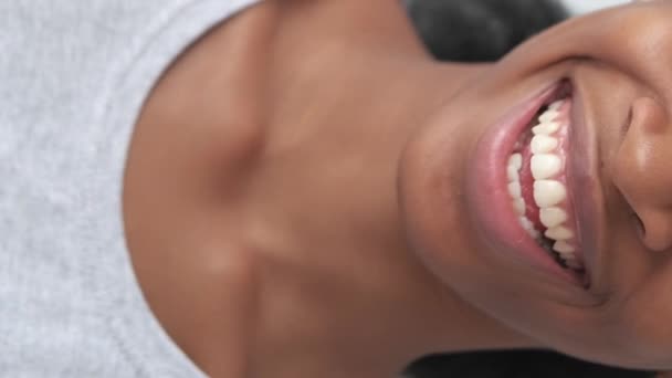 Vertikales Video Zahnpflege Mundgesundheit Mundhygiene Zahnmedizin Unerkennbar Glückliches Selbstbewusstes Frauengesicht — Stockvideo