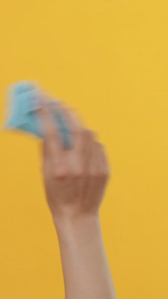垂直录像 整洁的清洁 表面清洗 女性专业管家用蓝色微纤维片在橙色背景上手工擦拭污垢 — 图库视频影像