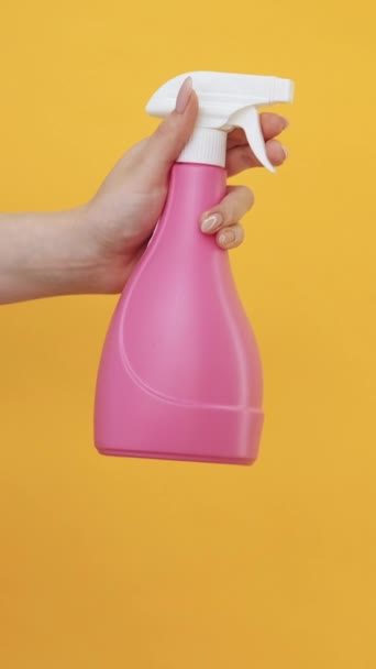Vídeo Vertical Equipo Limpieza Líquido Detergente Mujer Ama Casa Con — Vídeos de Stock