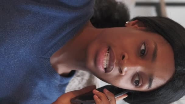 Dikey Video Gadget Konuşması Telefon Iletişimi Genç Milenyum Kadını Cep — Stok video