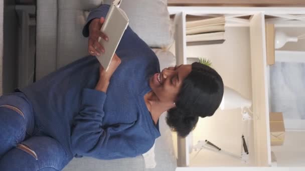 Verticale Video Literatuur Levensstijl Favoriete Boek Jonge Ontspannen Gelukkige Vrouw — Stockvideo
