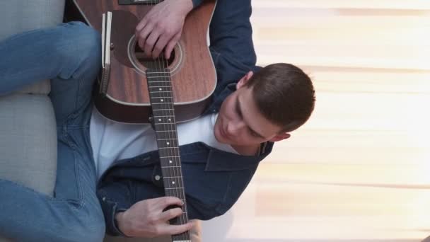 Vídeo Vertical Guitarra Treinar Aprendizagem Musical Falta Inspiração Homem Motivado — Vídeo de Stock