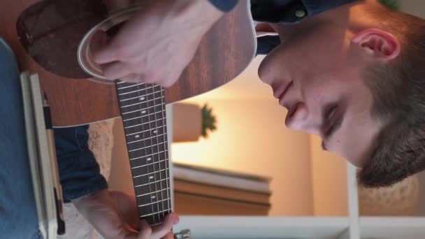 비디오 창조적 재능있는 연주자 예술가 집에서 노트를 노래를 — 비디오
