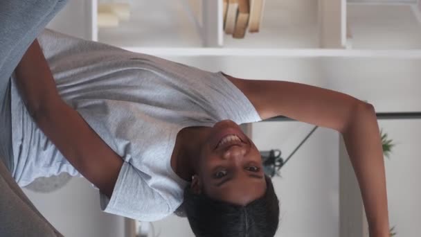Vertikální Video Pilates Posiluje Fitness Trénink Domácí Tělocvična Radostný Motivovaný — Stock video