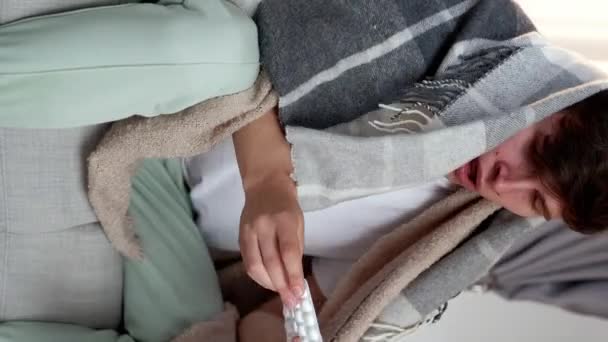 Vertikales Video Medizin Hilft Grippeerkrankungen Fröstelnder Mann Mit Virusfieber Decke — Stockvideo