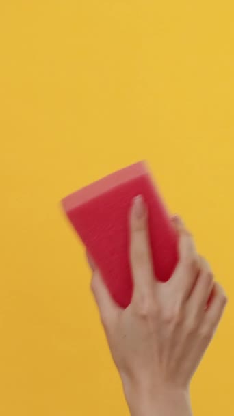 Вертикальное Видео Чистящие Инструменты Грязная Поверхность Женская Ручная Стирка Розовой — стоковое видео