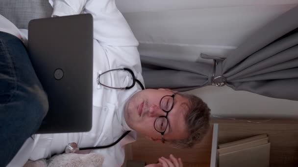 Videoclip Vertical Noaptea Doctorului Munca Epuizată Obosit Uniformă Medicală Tulpina — Videoclip de stoc