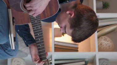 Dikey video. Gitar öğrenme. Yaratıcı kriz. Evde akustik telli çalgılar çalmayı beceremeyen sinirli müzisyen..