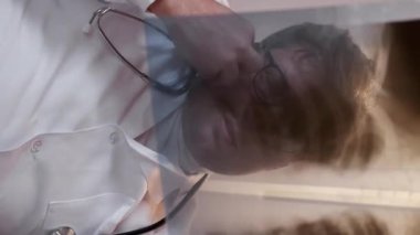 Dikey video. Tıbbi danışmanlığı ara. Radyoloji doktoru. Profesyonel sağlık hizmeti. Akciğer röntgeni olan klinik uzmanı cep telefonundaki teşhisi açıklıyor..