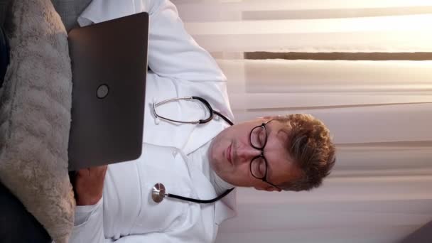Dikey Video Boş Zamanlarında Çalış Doktor Molası Çevrimiçi Iletişim Rahatlamış — Stok video