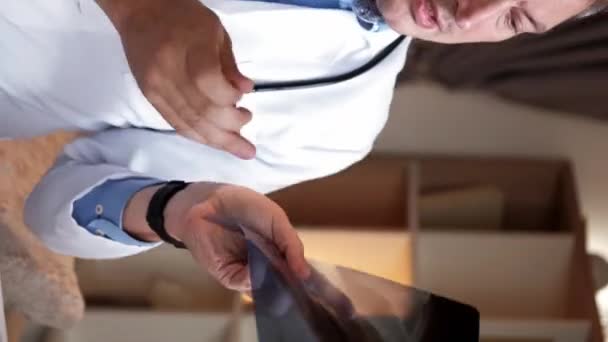 Vertikal Video Diagnoskonsultation Läkare Nätet Medicinsk Specialist Man Med Stetoskop — Stockvideo
